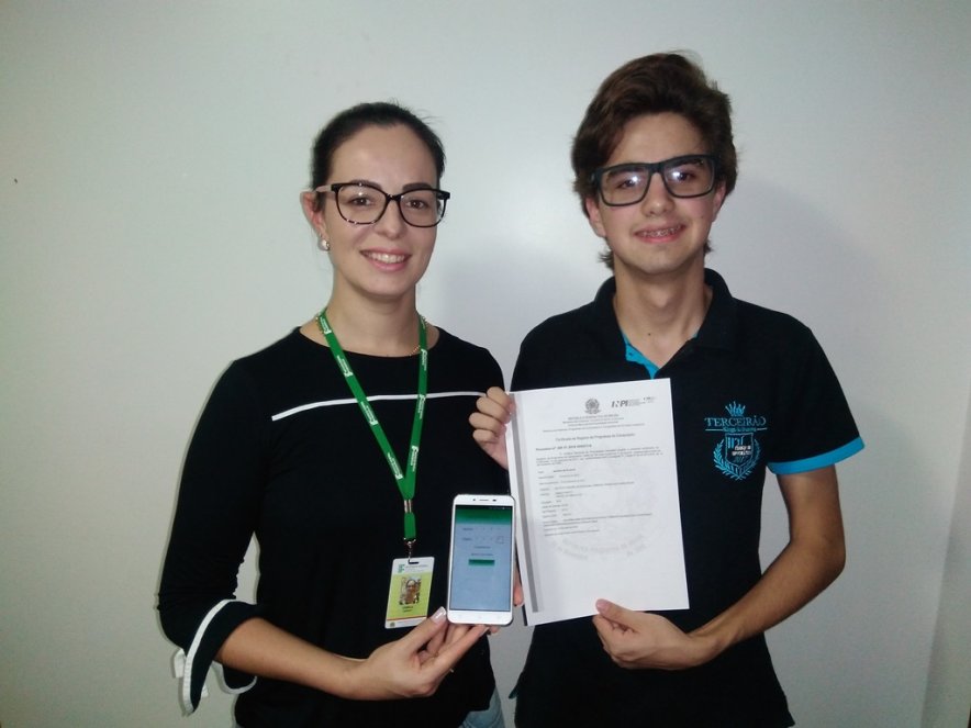 Professora Camila Copetti e estudante Rafael Lutz