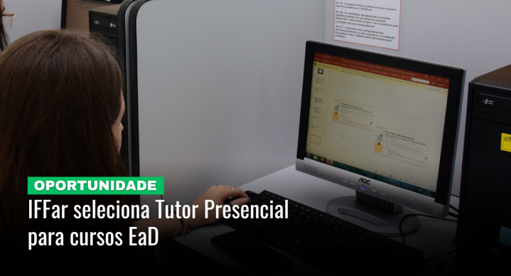 Foto de banco de imagens do IFFar mostra estudante de costas utilizando um computador