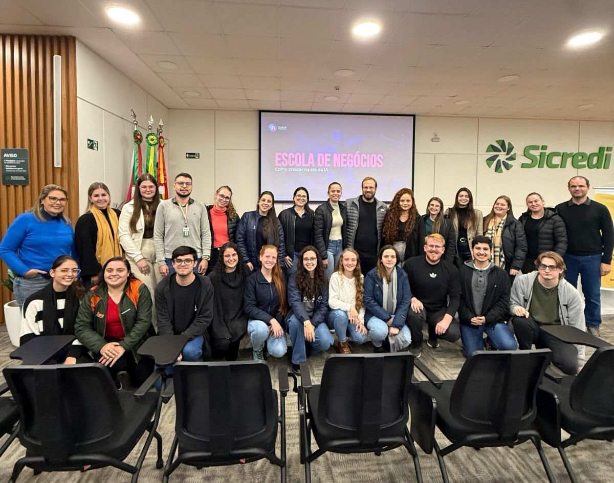 Alunos com o palestrante Felipe Diesel