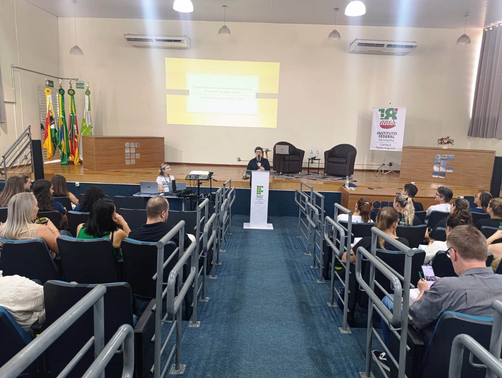 Diretora Márcia Fink dando boas vindas aos servidores