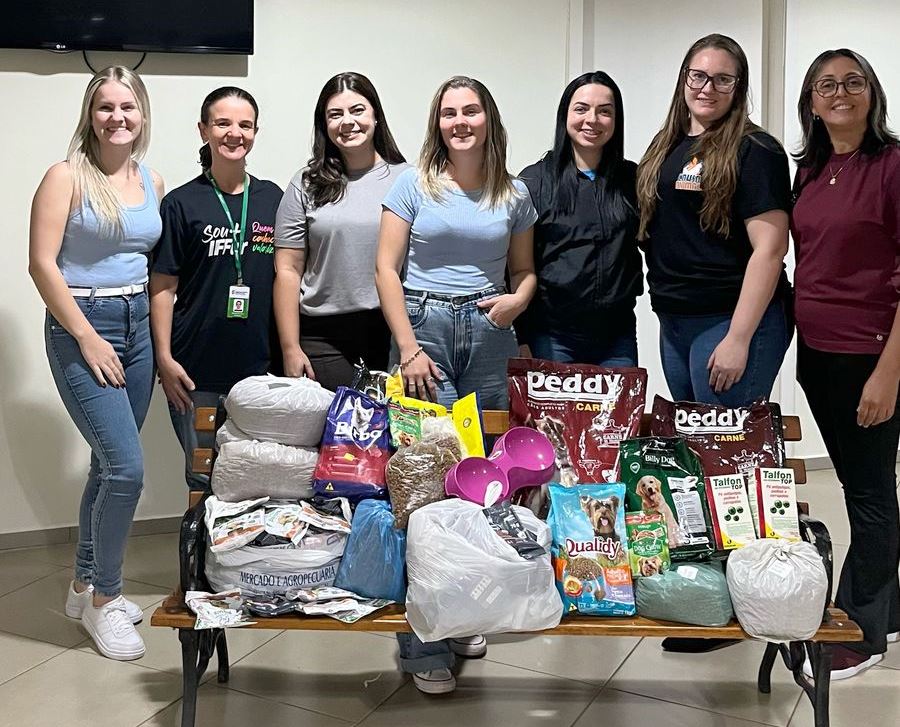 Entrega de doações para Causa Animal Trote Solidário de LCBio