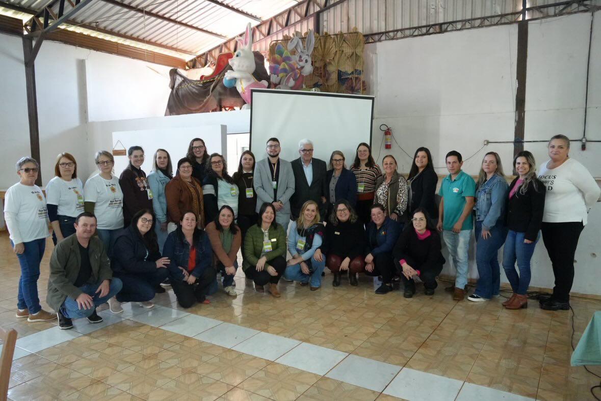 Gabriel com os participantes do evento