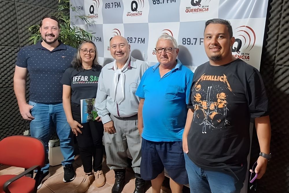 Janice e Marcos ajudando na divulgação