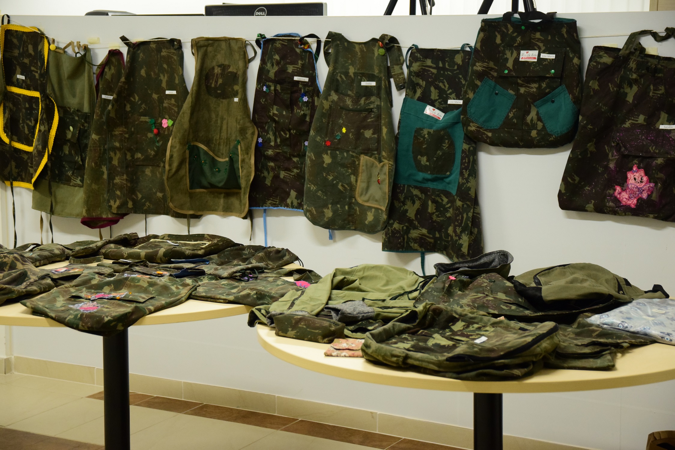 Peças de vestuário customizadas durante o curso