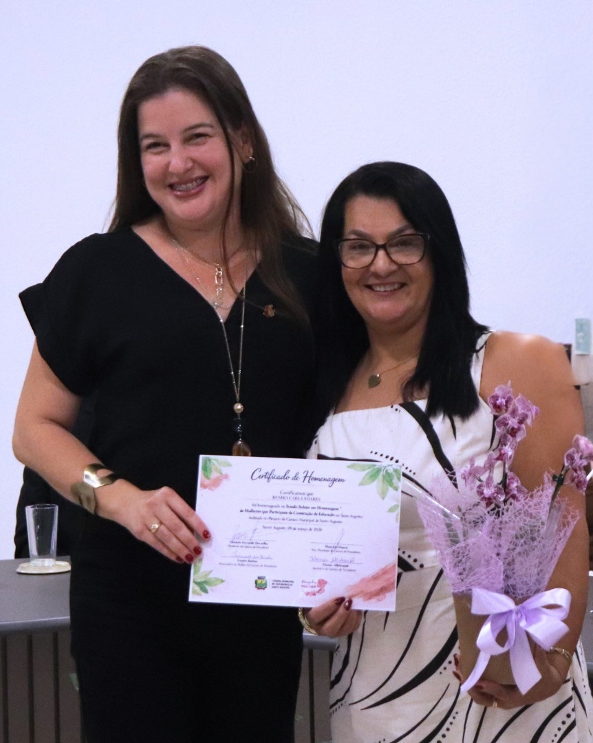 Professora Renira recebendo a homenagem