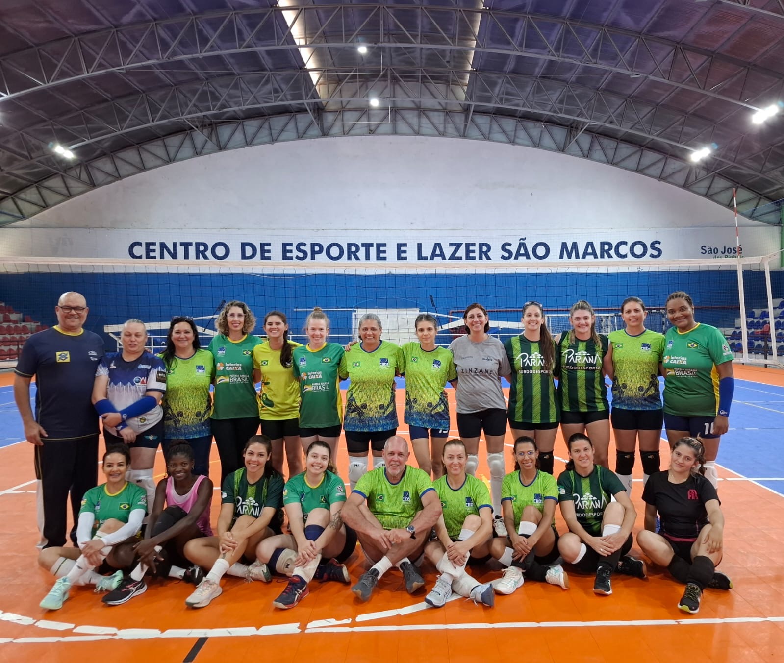 Treinamento equipe de vôlei de surdas