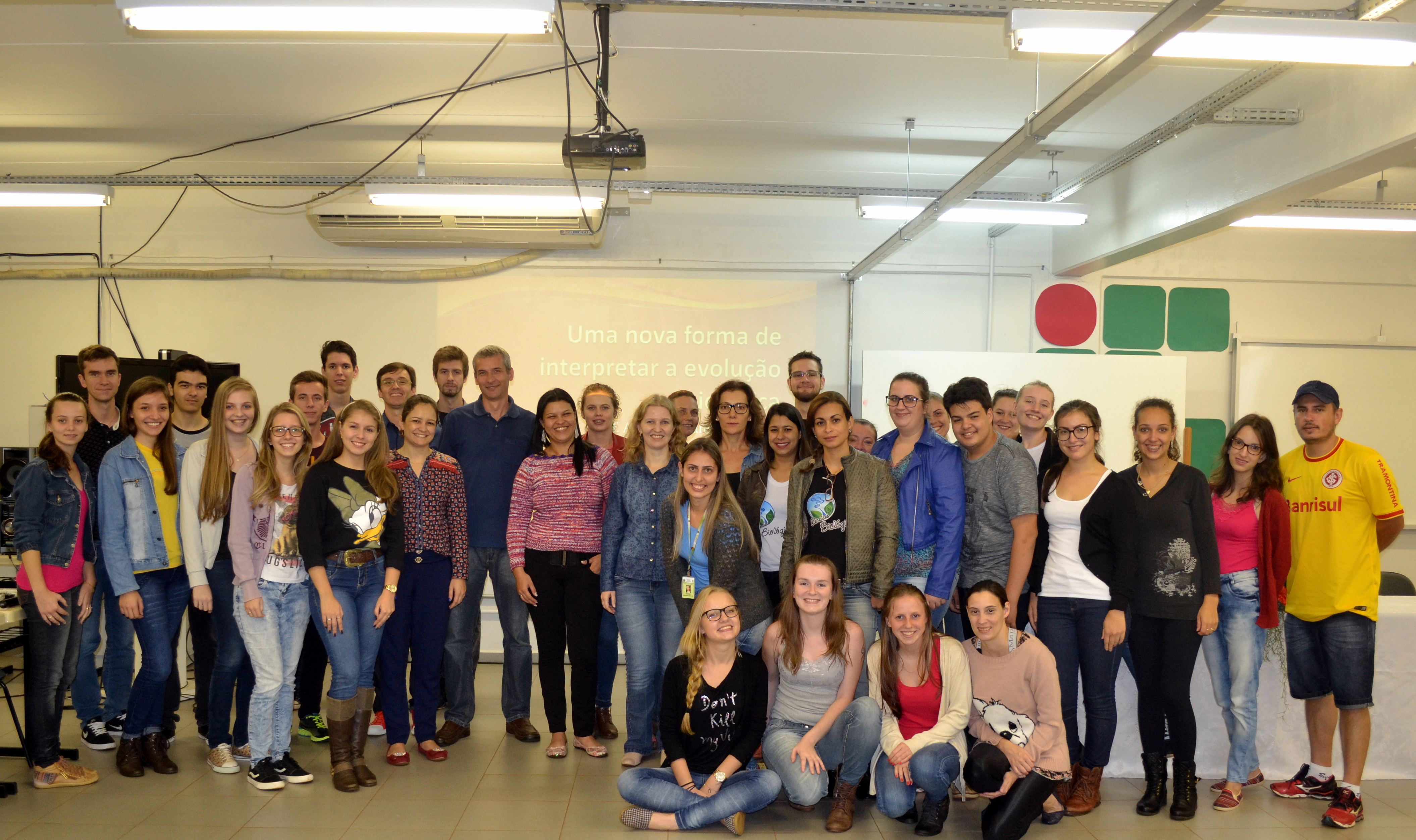 Turmas e professores posam com palestrante