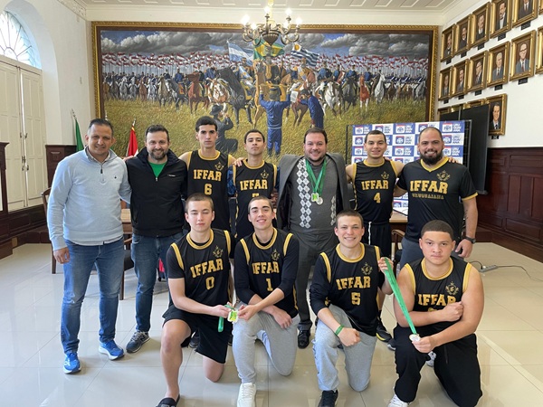 Atletas do basquete são recebidos pelo prefeito de Uruguaiana