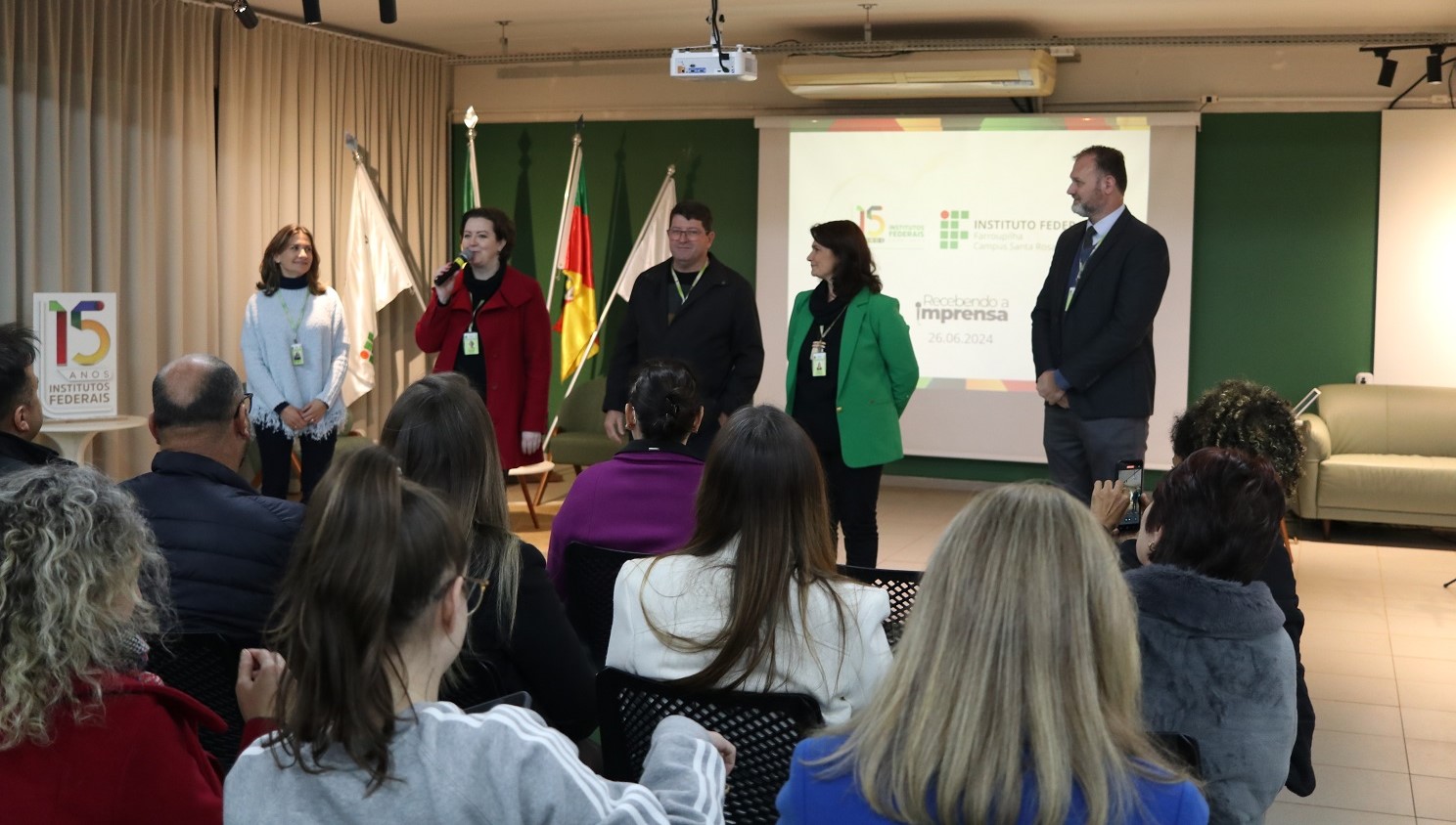 equipe diretiva realiza apresentação institucional para a imprensa