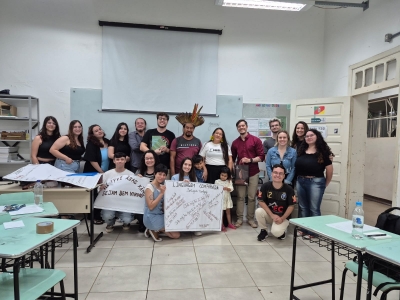 Professor Sandro Tope Silva, da etnia Kaingang, ministra aula sobre cultura e língua Kaingang para estudantes de Letras