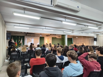 Alunos dos cursos de Arquitetura e Urbanismo e Técnico em Edificações participaram de uma palestra técnica promovida pela empresa Graddus. 