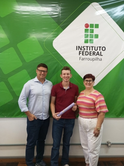 ESTUDANTES DO CURSO DE LICENCIATURA EM MATEMÁTICA DO IFFar/FW ASSUMEM VAGA DE DOCENTE EFETIVO IMEDIATAMENTE APÓS A COLAÇÃO DE GRAU