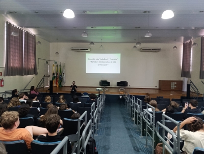 Estudantes dos cursos técnicos integrados ao ensino médio participam de palestra com o tema “Geração conectada: desafios e riscos em um mundo tecnológico”