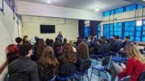 CAA e NUGEDIS realizam a primeira ação do projeto “Meu corpo, minhas descobertas” para estudantes do 1º ano do Curso Técnico Integrado em Administração. Click to enlarge image Atividade no 1 ADM em parceria com a enfermeira ESF.jpeg